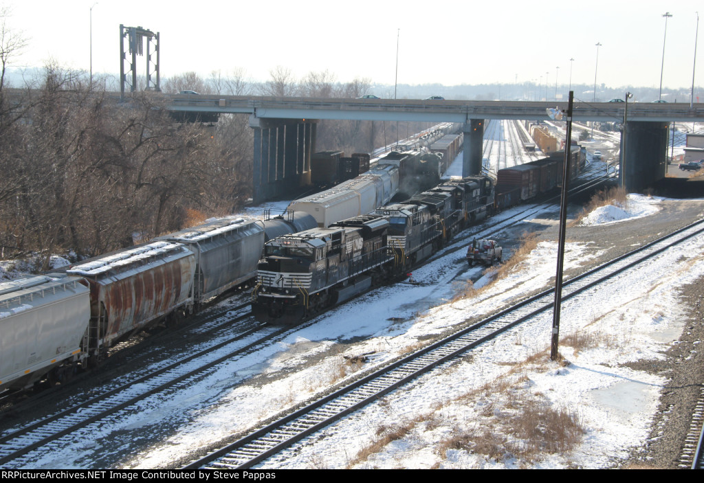 NS 7266 takes train 13R out of Enola yard